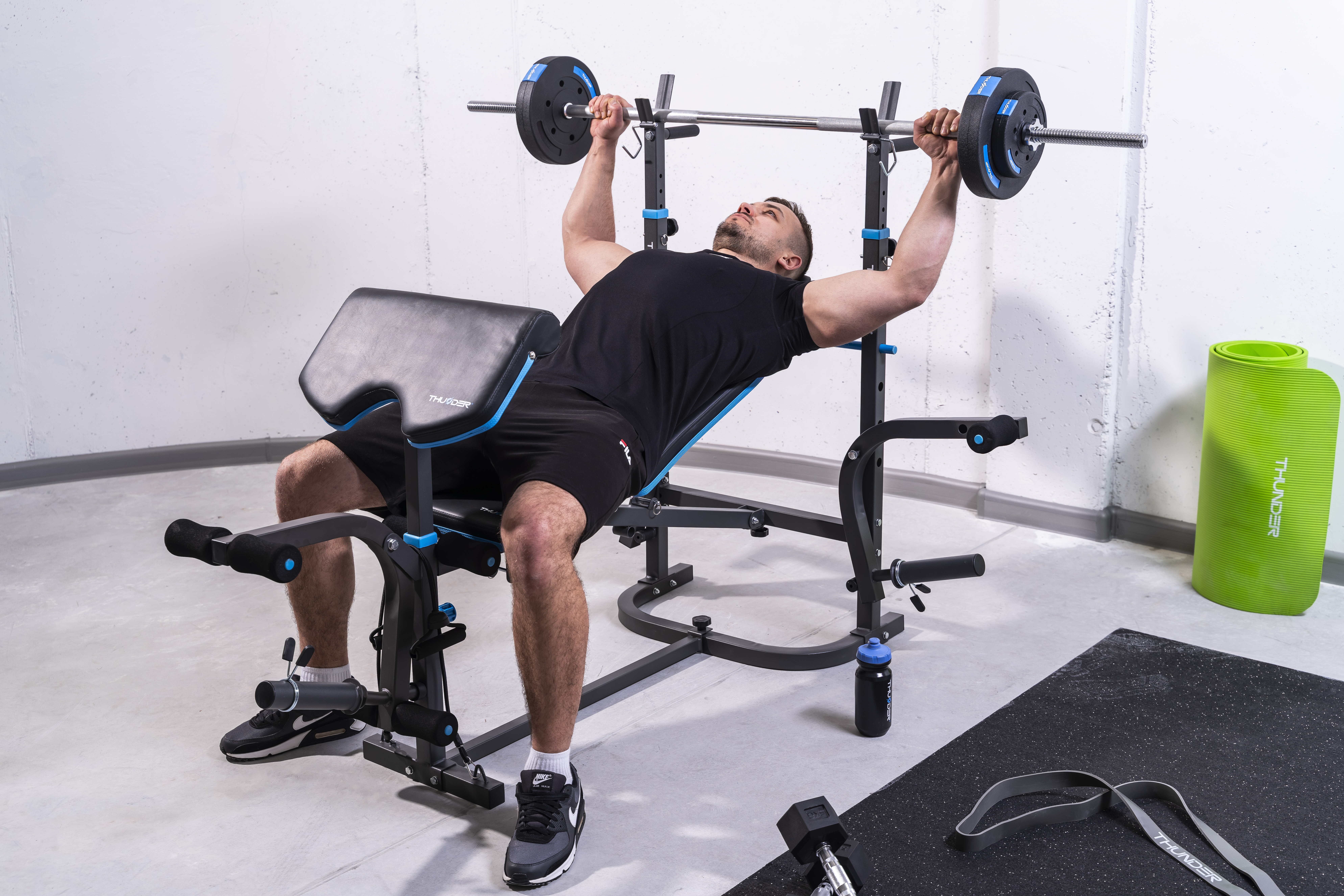 Mężczyzna ćwiczący na orbitreku w domowym otoczeniu