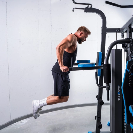 THUNDER HEAVY krachtstation met een boks zak