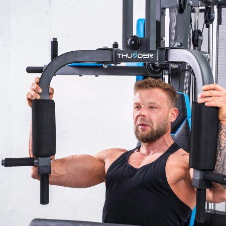 THUNDER PUNCH krachtstation met een boks zak