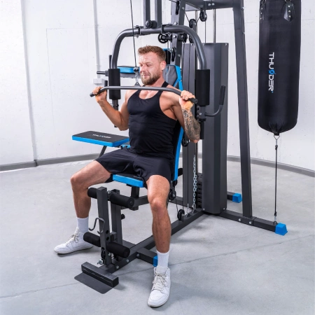 THUNDER HEAVY krachtstation met een boks zak